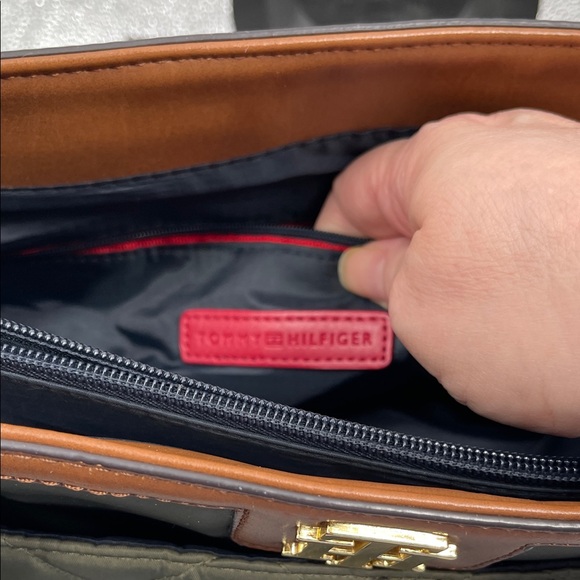 2.8.26 Tommy Hilfiger Quilted Green Tote with Brown Trim - Picture 12 of 13